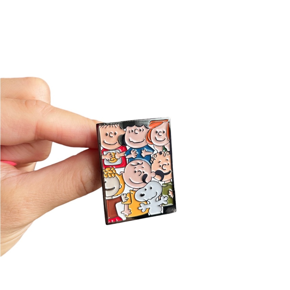 Snoopy / Peanuts Enamel Pin - Picture 2 of 3
